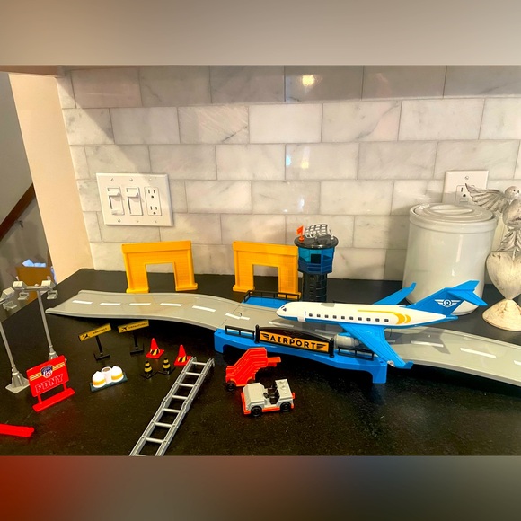 Battat Driven Airport Playset with Toy Airplane- Micro Series - Picture 1 of 5